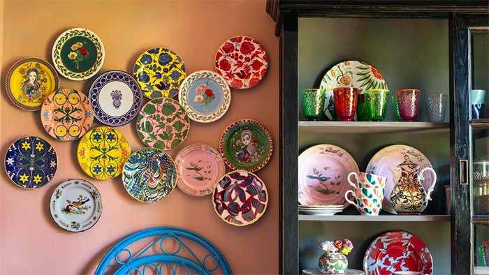 دیوار گالری با بشقاب های رنگی 