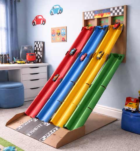 رمپ پیست مسابقه از لوله‌های کارتنی